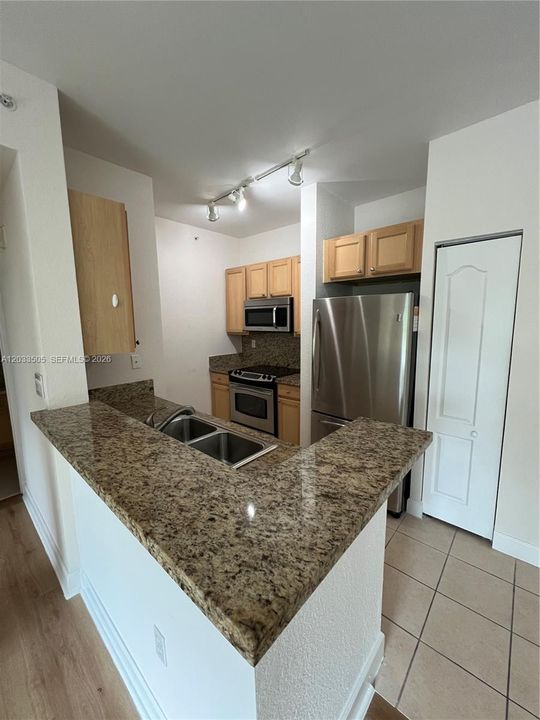 For Rent: $2,300 (1 beds, 1 baths, 652 Square Feet)