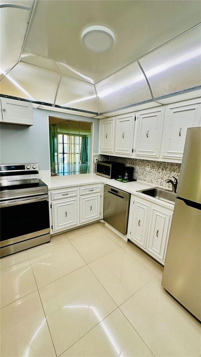 Active With Contract: $2,000 (1 beds, 1 baths, 915 Square Feet)