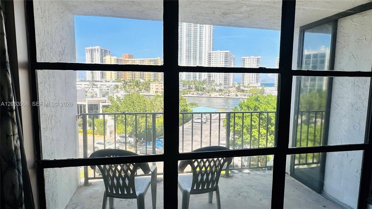 Active With Contract: $2,000 (1 beds, 1 baths, 915 Square Feet)