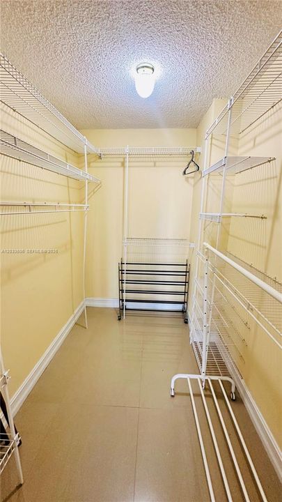 Active With Contract: $2,000 (1 beds, 1 baths, 915 Square Feet)