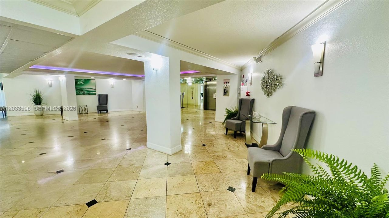Active With Contract: $2,000 (1 beds, 1 baths, 915 Square Feet)