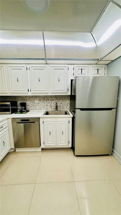 Active With Contract: $2,000 (1 beds, 1 baths, 915 Square Feet)