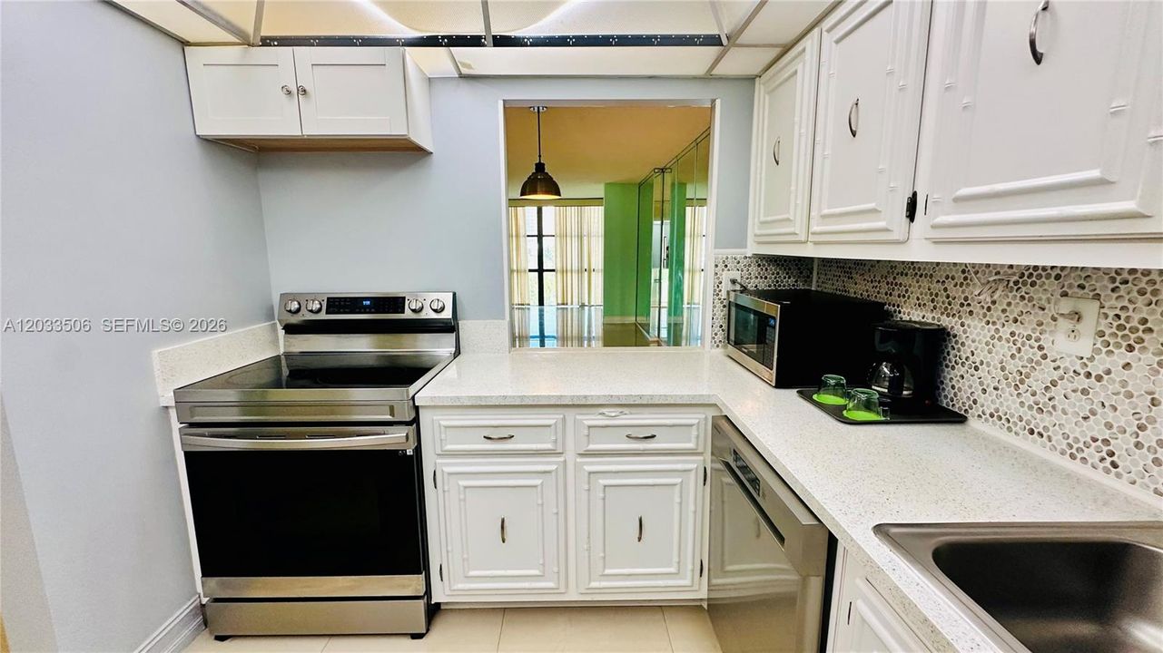 Active With Contract: $2,000 (1 beds, 1 baths, 915 Square Feet)