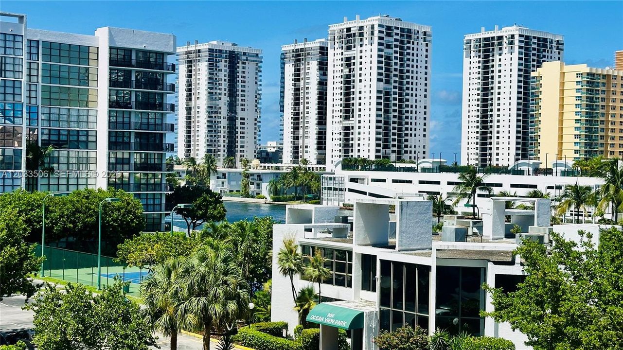 Active With Contract: $2,000 (1 beds, 1 baths, 915 Square Feet)