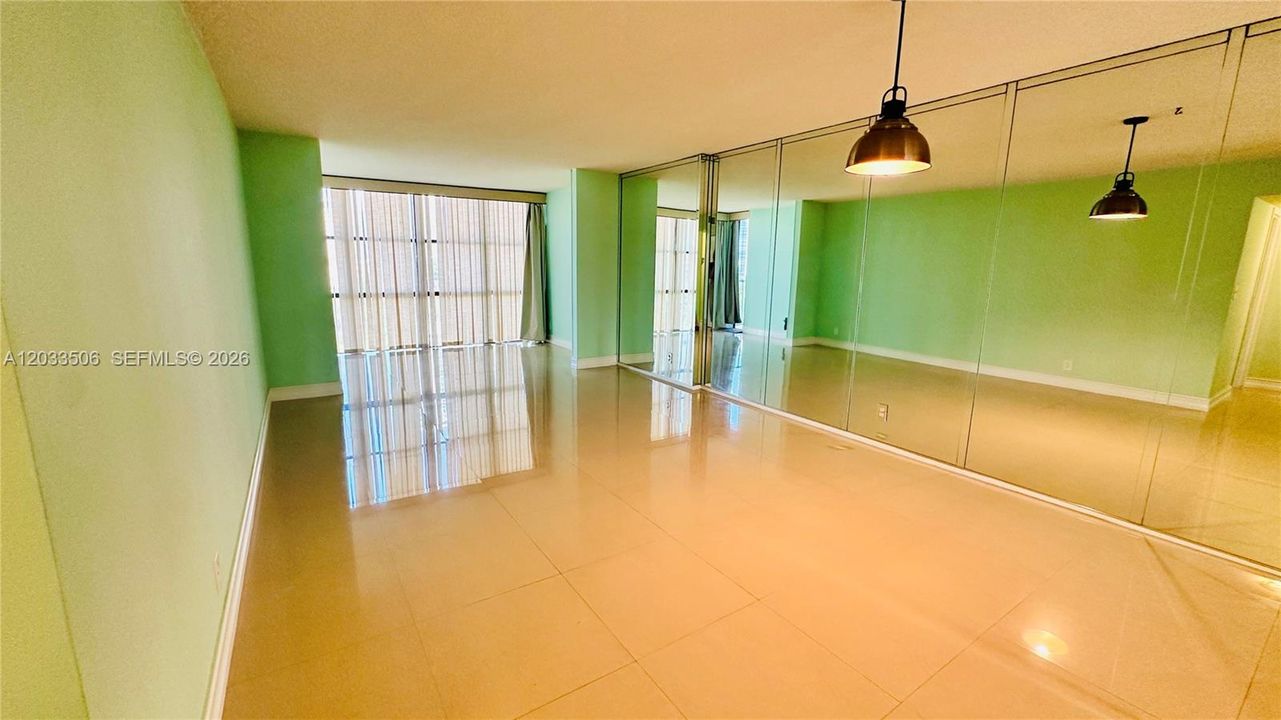 Active With Contract: $2,000 (1 beds, 1 baths, 915 Square Feet)