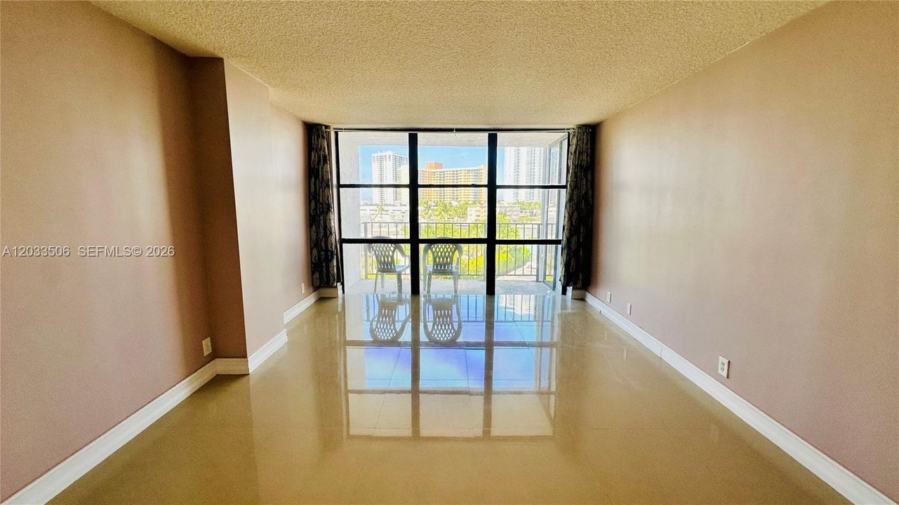 Active With Contract: $2,000 (1 beds, 1 baths, 915 Square Feet)