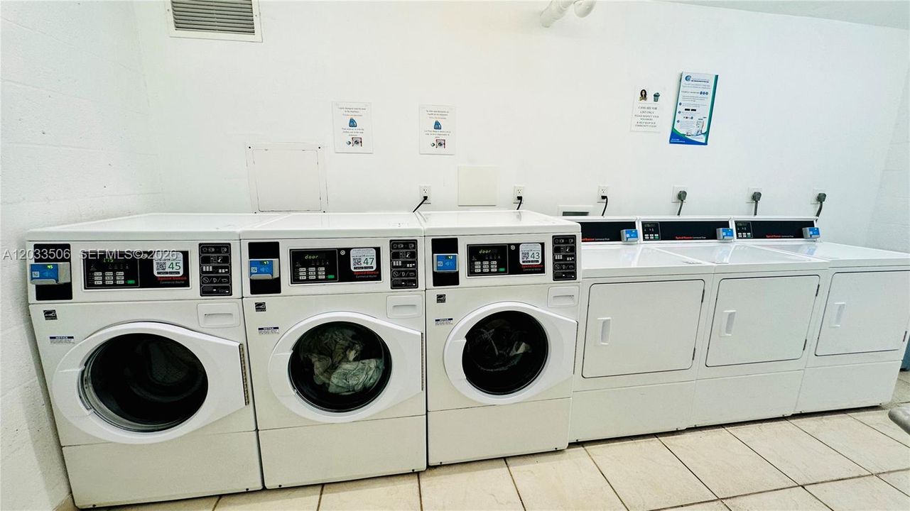 Active With Contract: $2,000 (1 beds, 1 baths, 915 Square Feet)