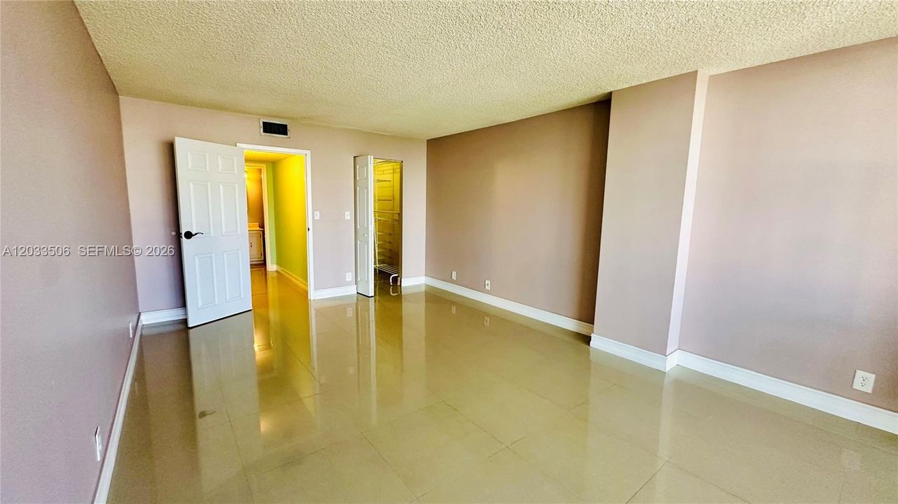 Active With Contract: $2,000 (1 beds, 1 baths, 915 Square Feet)