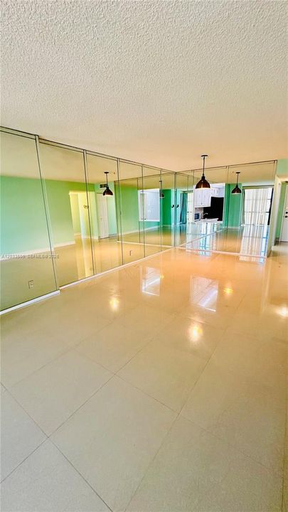 Active With Contract: $2,000 (1 beds, 1 baths, 915 Square Feet)