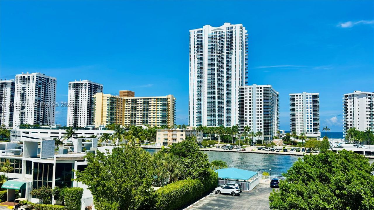 Active With Contract: $2,000 (1 beds, 1 baths, 915 Square Feet)
