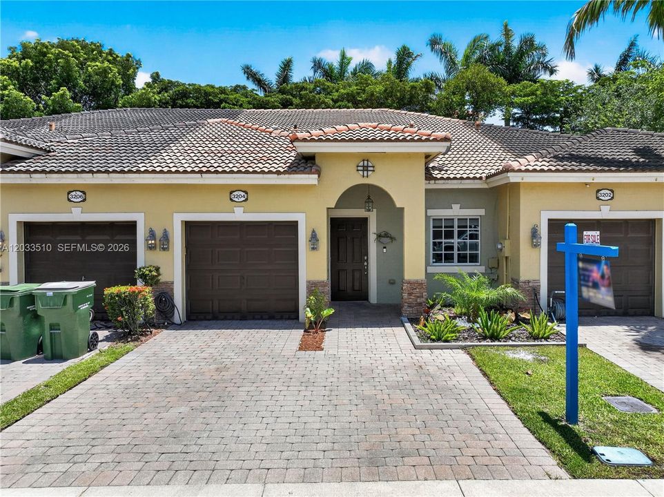 For Sale: $329,900 (2 beds, 2 baths, 1258 Square Feet)