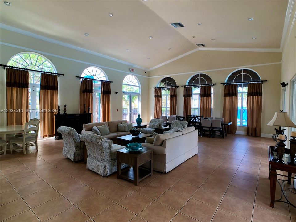 For Sale: $329,900 (2 beds, 2 baths, 1258 Square Feet)