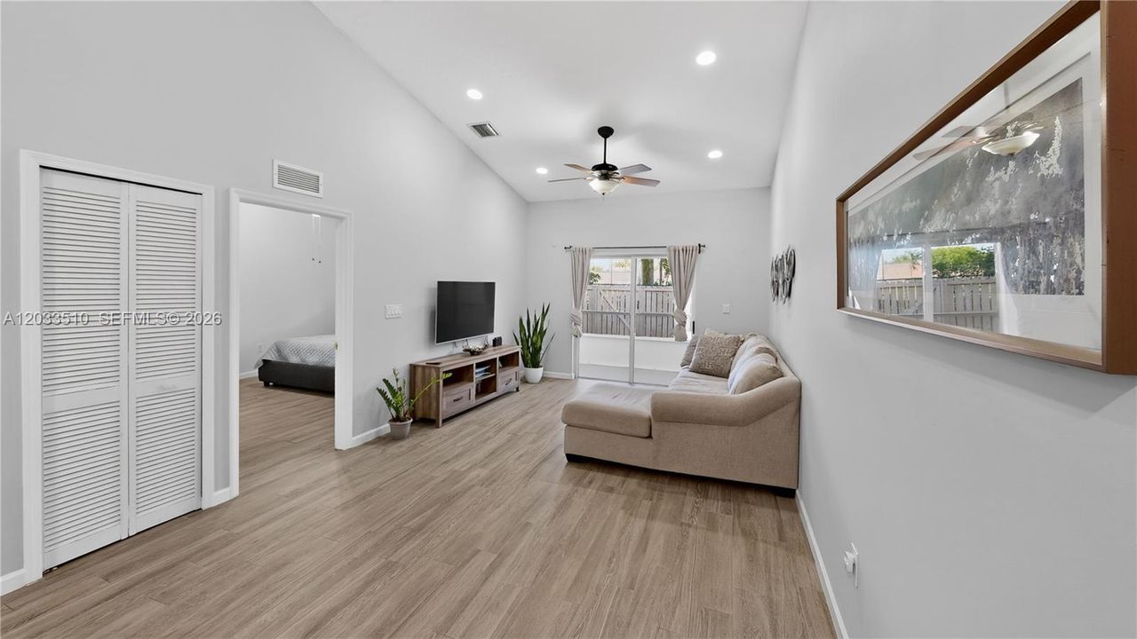 For Sale: $329,900 (2 beds, 2 baths, 1258 Square Feet)