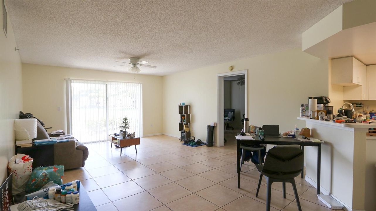 LARGE LIVING ROOM!