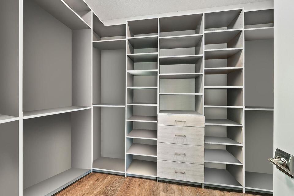 Master closet 2