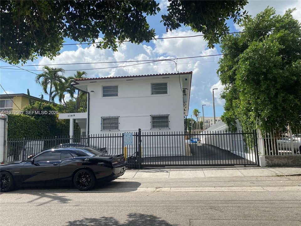 For Rent: $2,000 (2 beds, 1 baths, 5312 Square Feet)