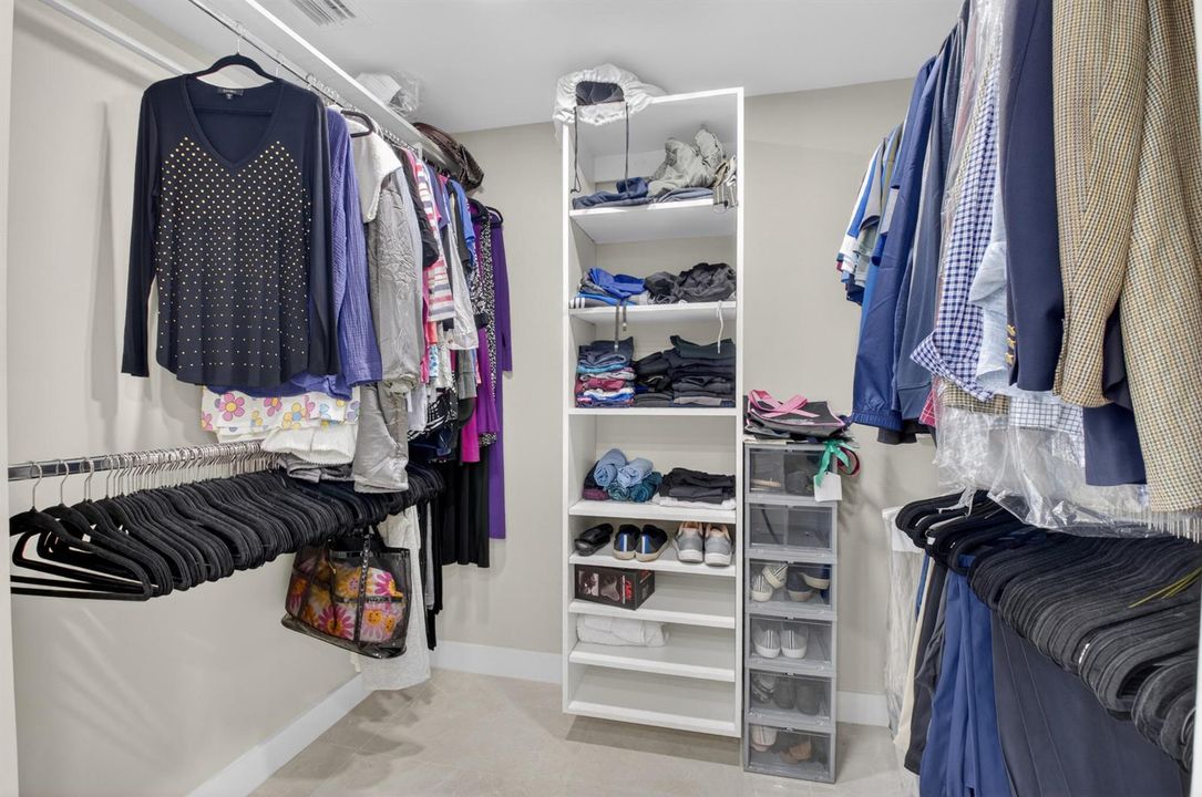 WALK IN CLOSET