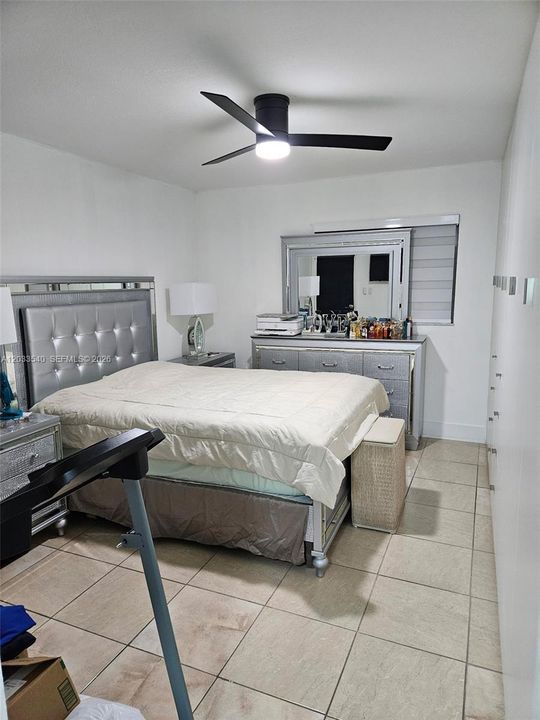 For Sale: $215,000 (1 beds, 1 baths, 587 Square Feet)