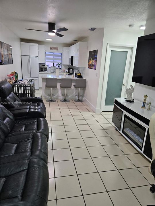 For Sale: $215,000 (1 beds, 1 baths, 587 Square Feet)