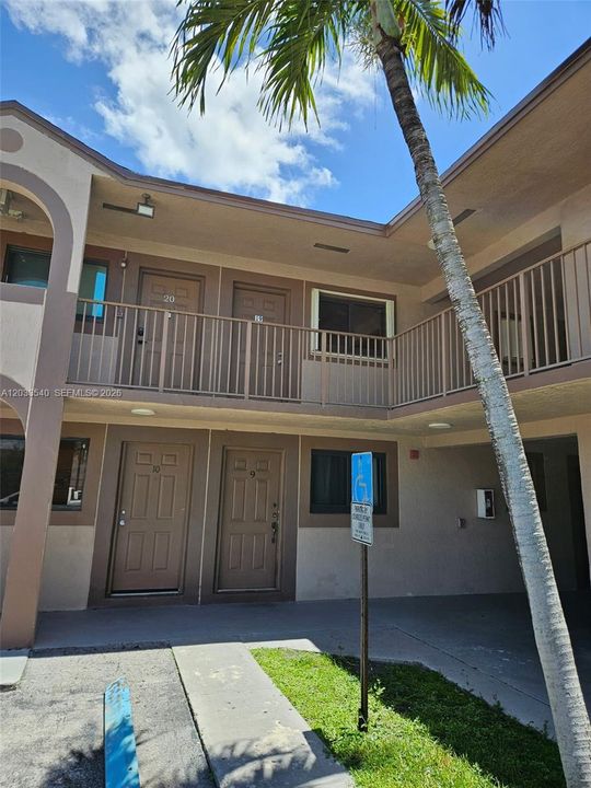 For Sale: $215,000 (1 beds, 1 baths, 587 Square Feet)