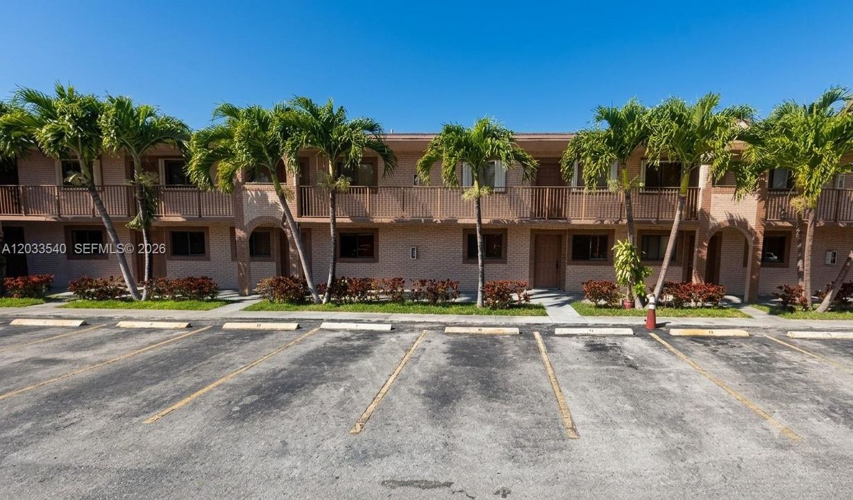 For Sale: $215,000 (1 beds, 1 baths, 587 Square Feet)