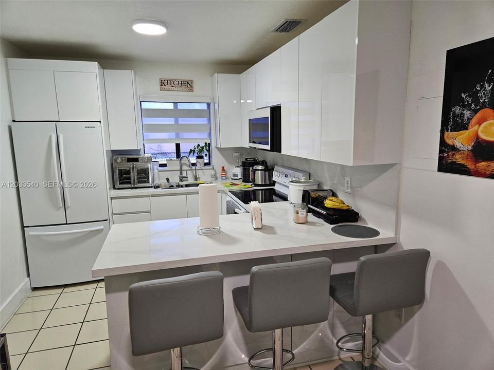 For Sale: $215,000 (1 beds, 1 baths, 587 Square Feet)