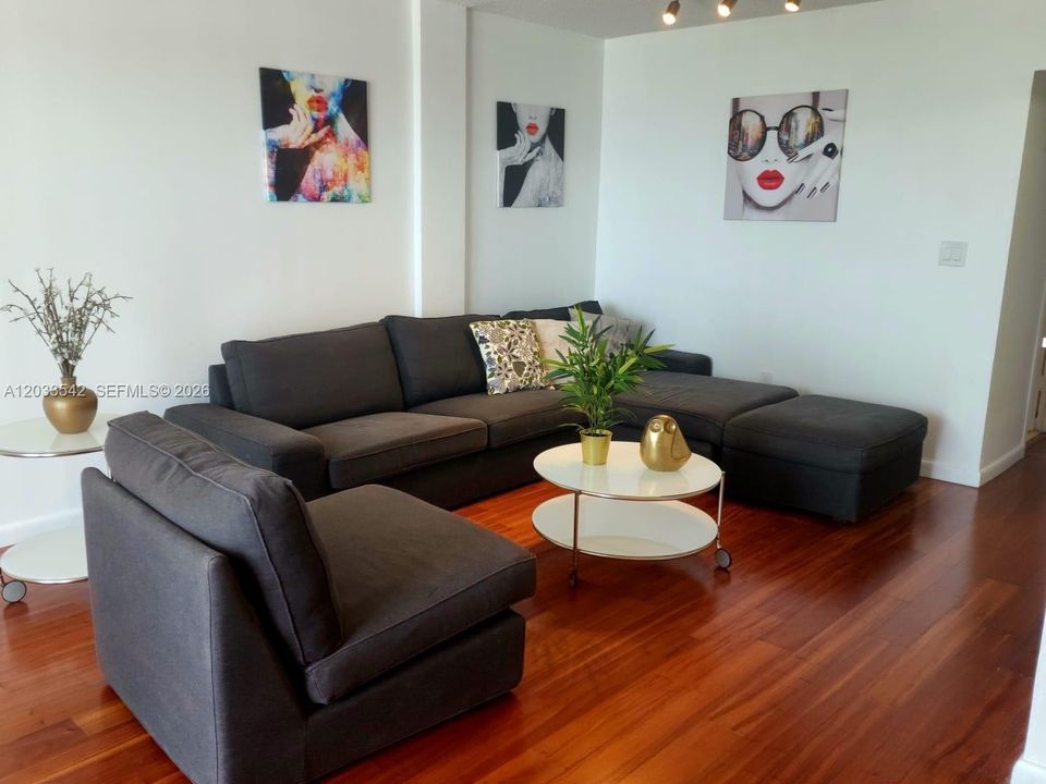 For Rent: $2,500 (1 beds, 1 baths, 680 Square Feet)