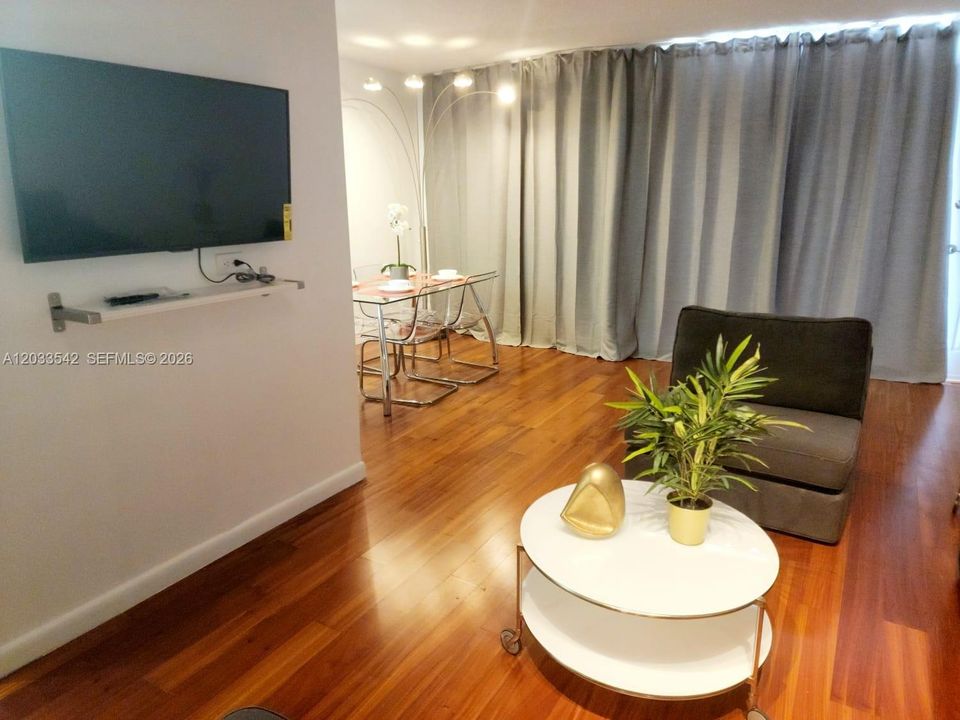 For Rent: $2,500 (1 beds, 1 baths, 680 Square Feet)