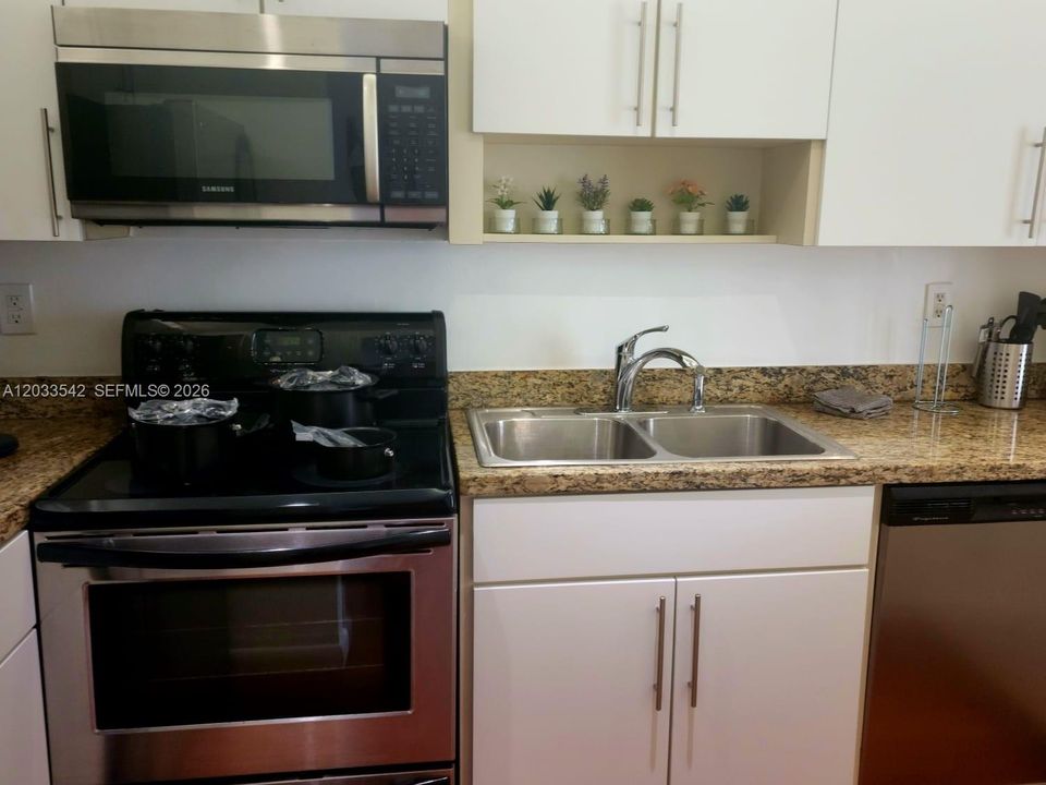 For Rent: $2,500 (1 beds, 1 baths, 680 Square Feet)