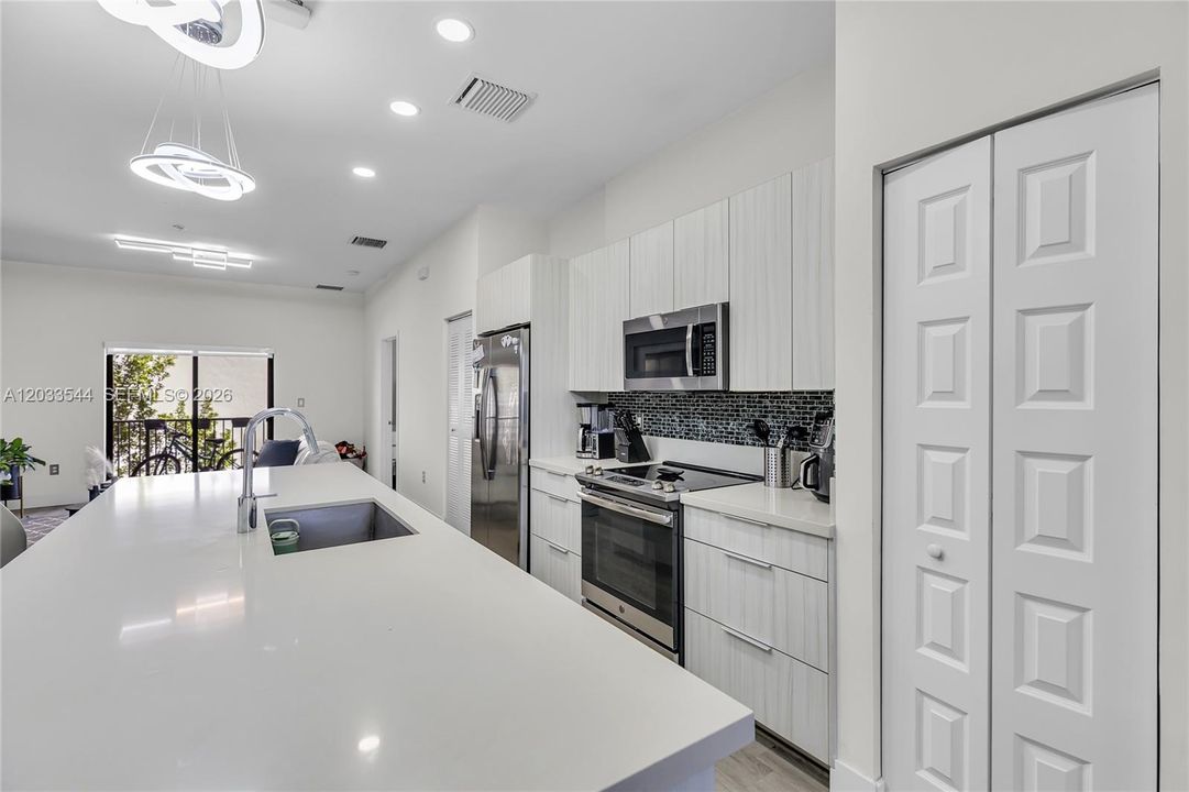 For Rent: $3,150 (3 beds, 2 baths, 1236 Square Feet)
