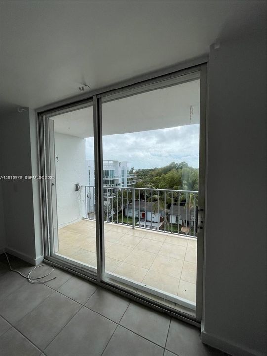 For Sale: $225,000 (0 beds, 1 baths, 571 Square Feet)