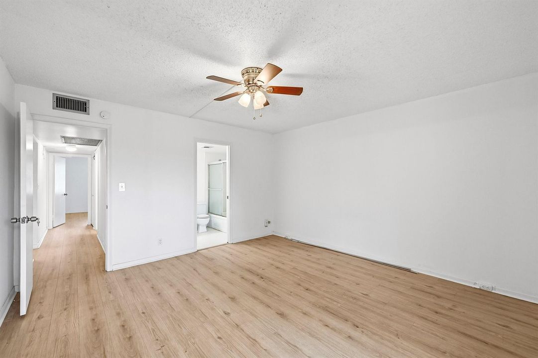 21_primary bedroom