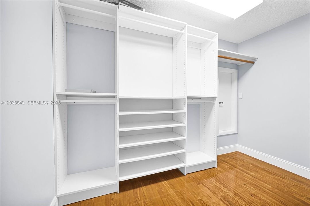 For Rent: $6,900 (5 beds, 4 baths, 3182 Square Feet)