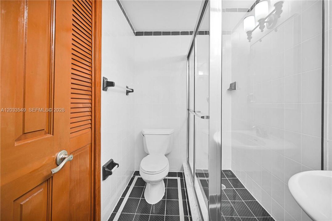 For Rent: $6,900 (5 beds, 4 baths, 3182 Square Feet)
