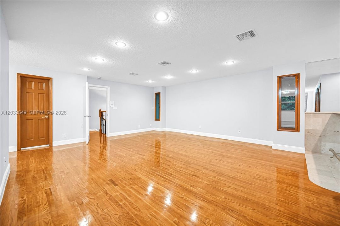 For Rent: $6,900 (5 beds, 4 baths, 3182 Square Feet)