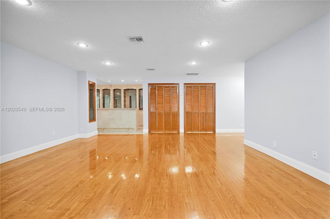 For Rent: $6,900 (5 beds, 4 baths, 3182 Square Feet)