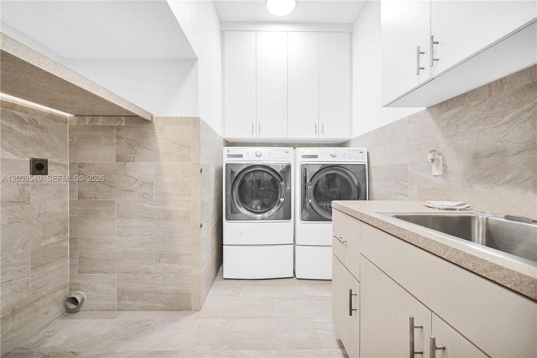 For Rent: $6,900 (5 beds, 4 baths, 3182 Square Feet)