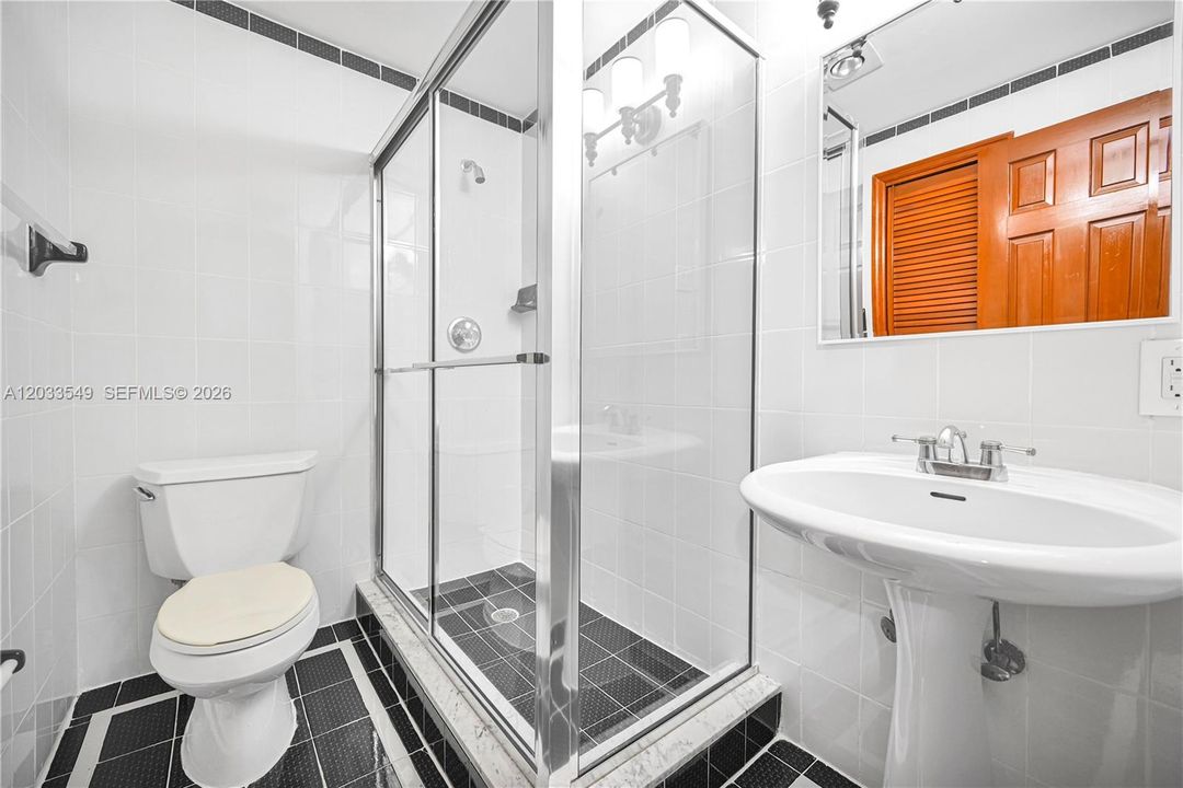 For Rent: $6,900 (5 beds, 4 baths, 3182 Square Feet)