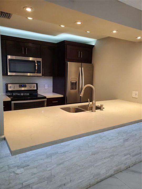 For Rent: $2,050 (1 beds, 1 baths, 710 Square Feet)