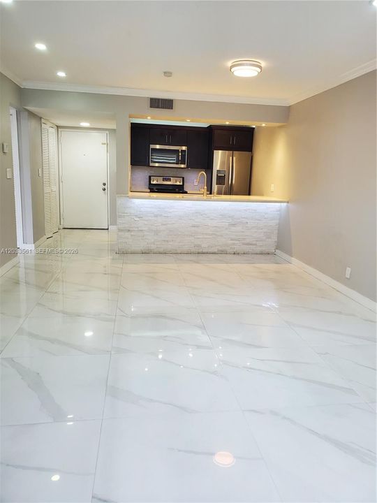 For Rent: $2,050 (1 beds, 1 baths, 710 Square Feet)