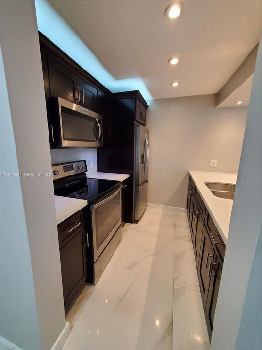 For Rent: $2,050 (1 beds, 1 baths, 710 Square Feet)