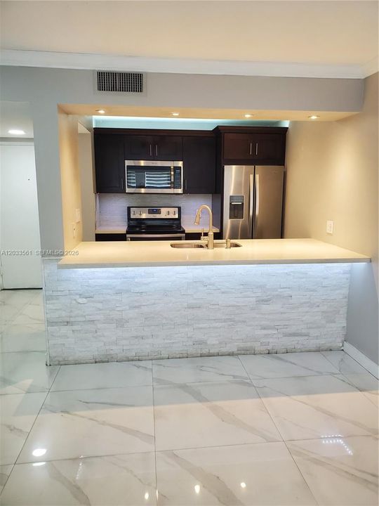 For Rent: $2,050 (1 beds, 1 baths, 710 Square Feet)