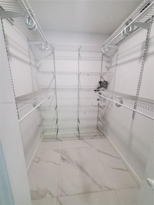 For Rent: $2,050 (1 beds, 1 baths, 710 Square Feet)