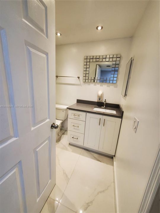 For Rent: $2,050 (1 beds, 1 baths, 710 Square Feet)