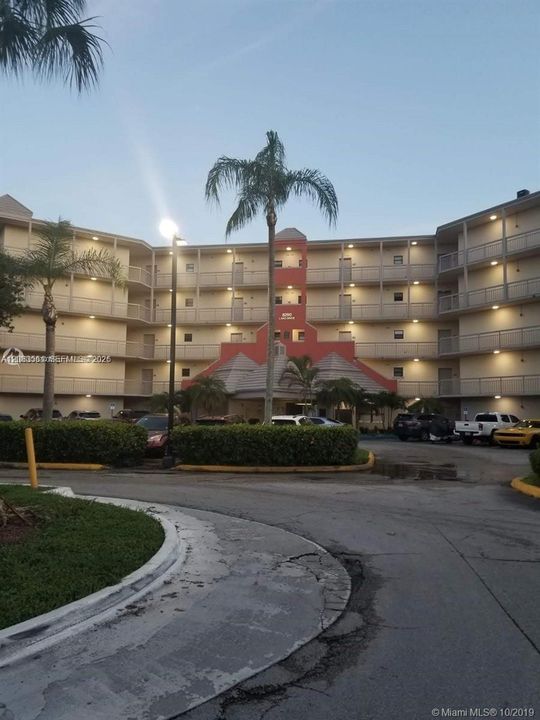 For Rent: $2,050 (1 beds, 1 baths, 710 Square Feet)