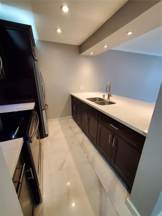 For Rent: $2,050 (1 beds, 1 baths, 710 Square Feet)
