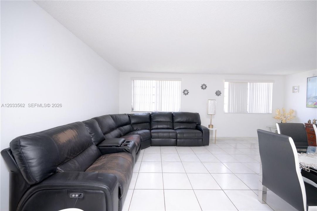 En Venta: $250,000 (2 camas, 1 baños, 955 Pies cuadrados)