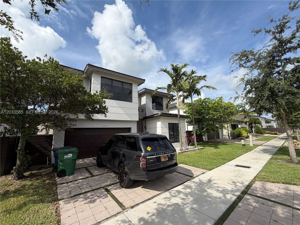 For Sale: $999,000 (5 beds, 3 baths, 3045 Square Feet)