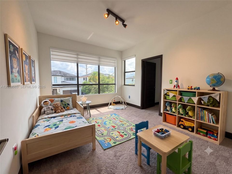 For Sale: $999,000 (5 beds, 3 baths, 3045 Square Feet)