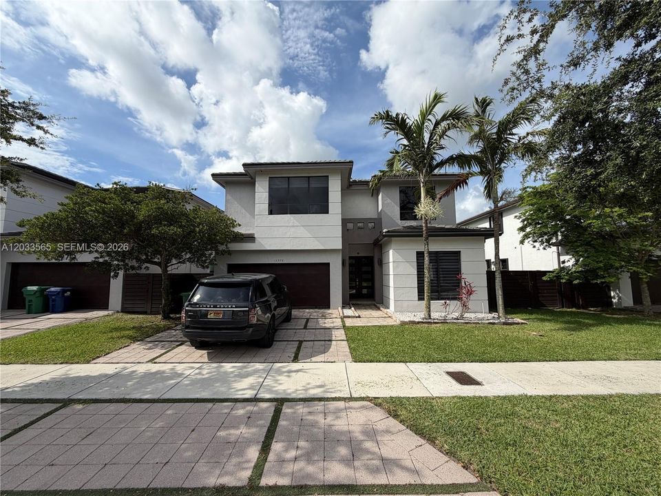 For Sale: $999,000 (5 beds, 3 baths, 3045 Square Feet)